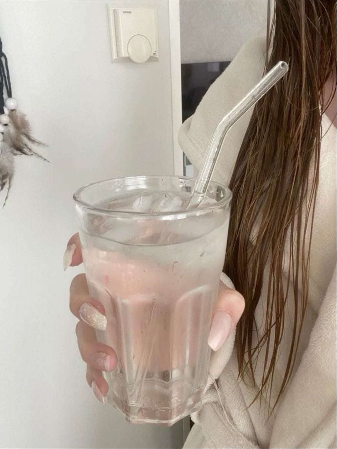 Tomar más agua!! - Se que esto puede ser básico pero beber más agua ayuda mucho a nuestra piel. Beber el agua nesesaria ayuda a tener la piel hidratada desde el interior, ayuda a el cabello, las uñas y la circulación y el tono de piel!!