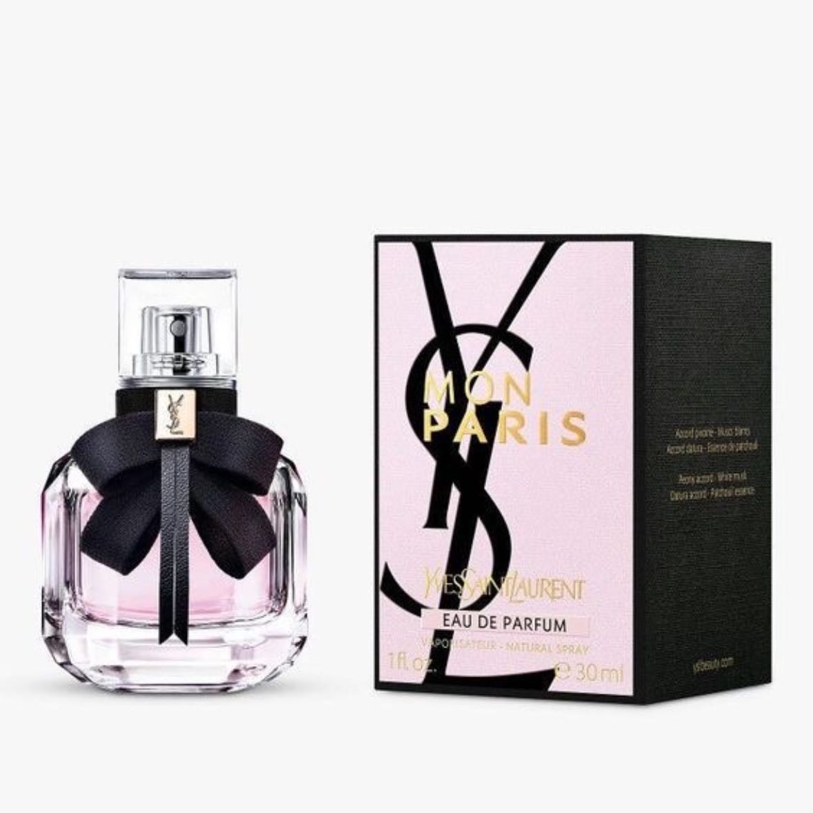 Ysl Mon paris - Las Notas de Salida son fresa, frambuesa, pera, naranja, bergamota de Calabria, naranja tangerina y calone; las Notas de Coraz贸n son peon铆a, jazm铆n sambac (sampaguita), jazm铆n chino, datura y flor de azahar del naranjo; las Notas de Fondo son hojas de pachul铆 de Indonesia, pachul铆, almizcle blanco, vainilla, ambroxan, musgo y cedro.