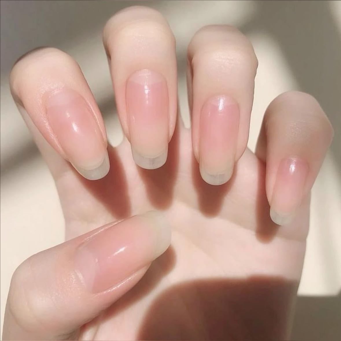 Uñas - Cuidarse puede empezar poco a poco, pero podemos empezar por las uñas!
1. Invertir en productos para las uñas como por decir aceite para las cutículas, esmaltes, limas, endurecedor de uñas. Solo para tratar que se vean más lindas.
2. Dale forma a tus uñas con la lima.
3. Dejar de arrancar las cuticulas, no se ve bien y además pueden causar infecciones