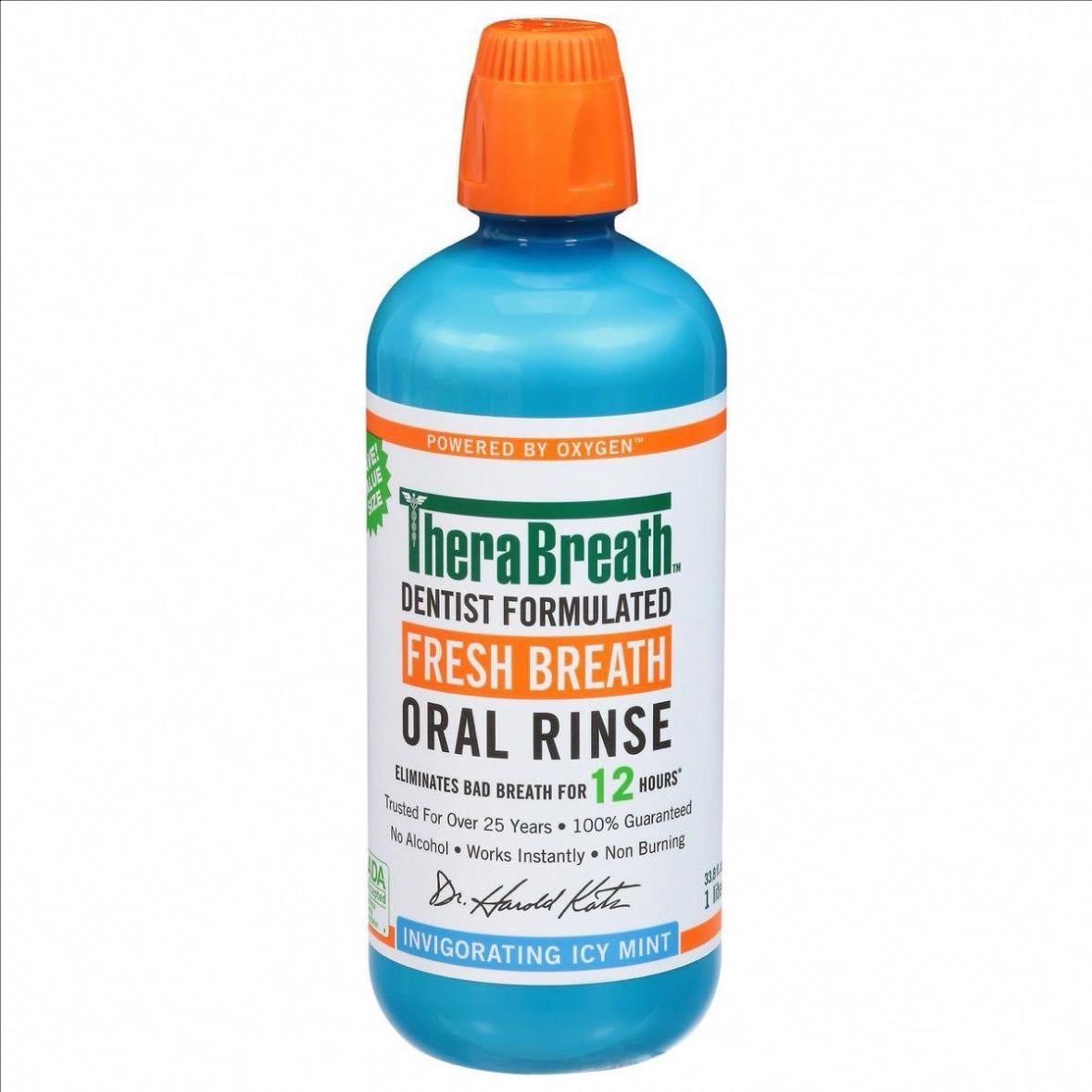 Enjuague bucal - 8. El enjuague bucal te puede ayudar mucho en refrescar el alimento, mata bacterias que causan caries, encías inflamadas y mal olor.
9. Lo puedes usar 1 a 2 veces al día ósea por la mañana y por la noche.
10. Escuché que el enjuagador therabreath es muyyy bueno y estoy loca por probarlo pero estoy usando ahora mismo el listerine cool mint!
