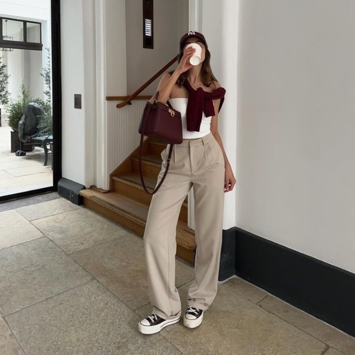 Pants de tela - Los pantalones de tela generan que el fit sea mas elegante es por eso que si quieres que sea más casual opta por unos zapatos cómodos como converse y accesorios que lo hagan ver más casual como una gorra