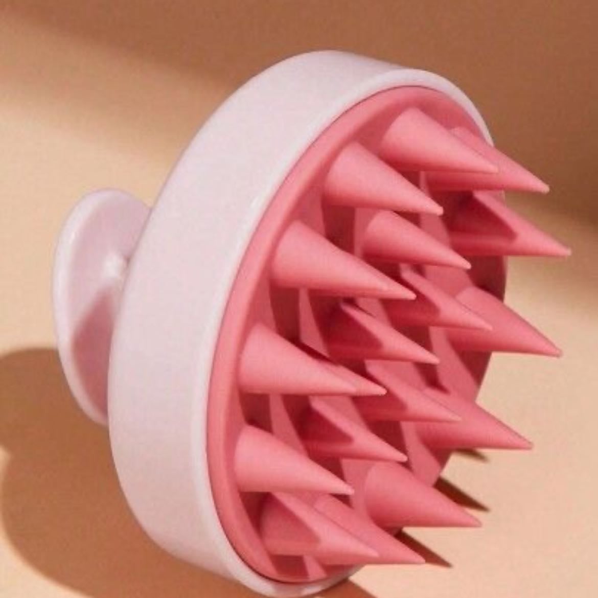 Cepillo para tallar cabezita - Este si o si, necesitas lavar bien tu cuero cabelludo preciosa 🤌 en el miniso está en 60 pesitos