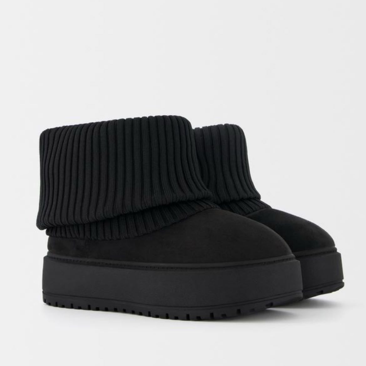 BERSHKA botines negros