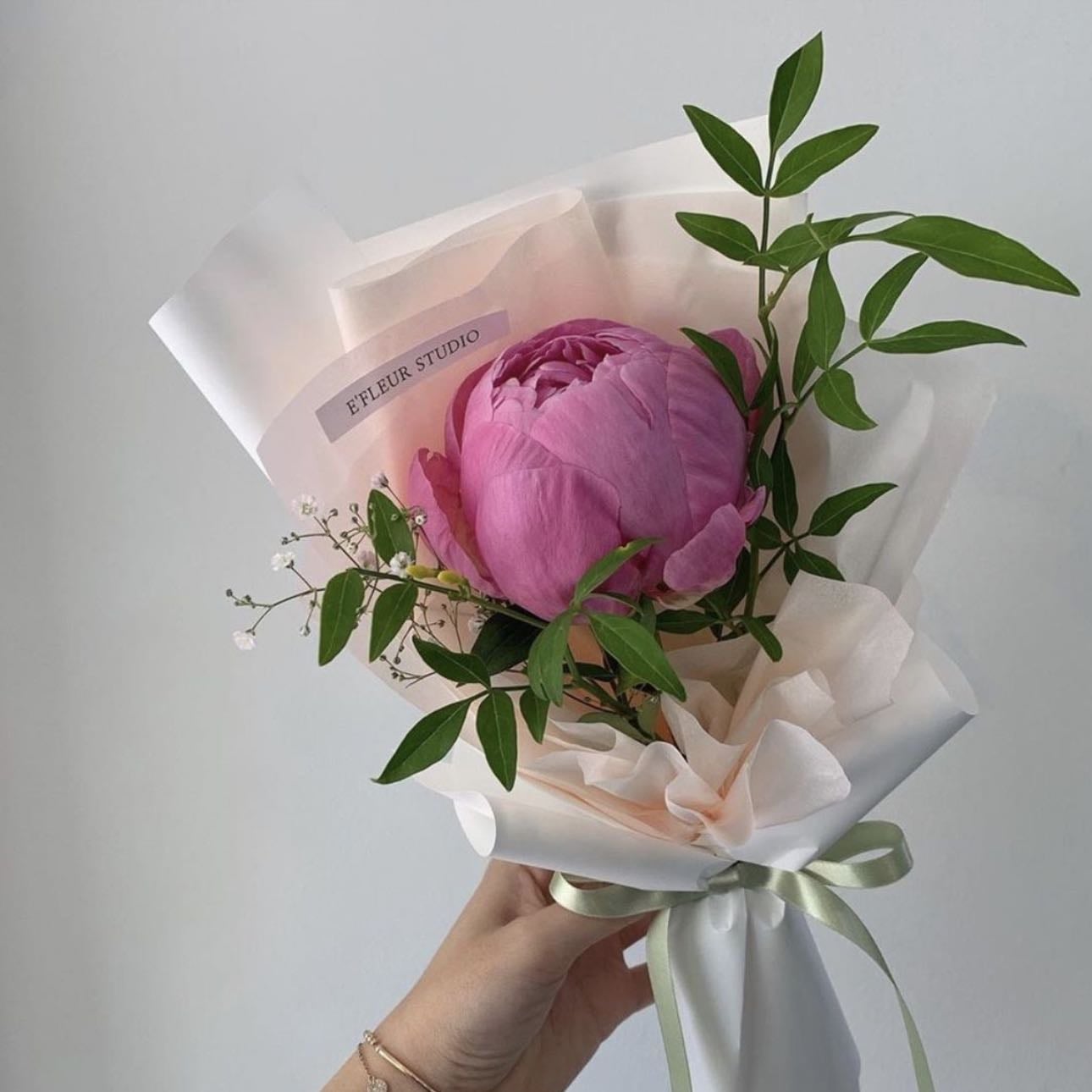 Peony and Hand letter - Every fan of "Gossip Girl" wants this simple but meaningful present/ Toda fan de “Gossip Girl” desea este detalle tan sencillo pero significativo