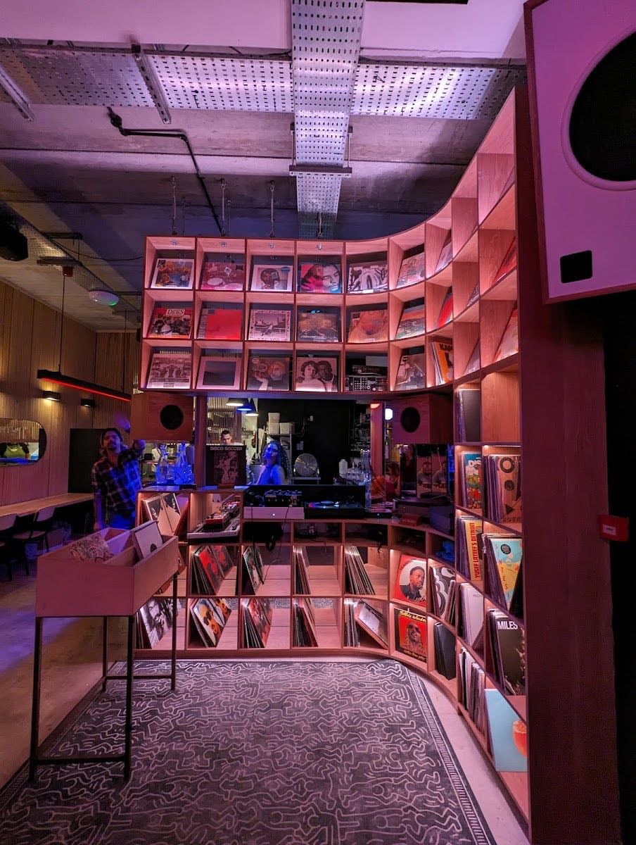 Moko - vinyl bar