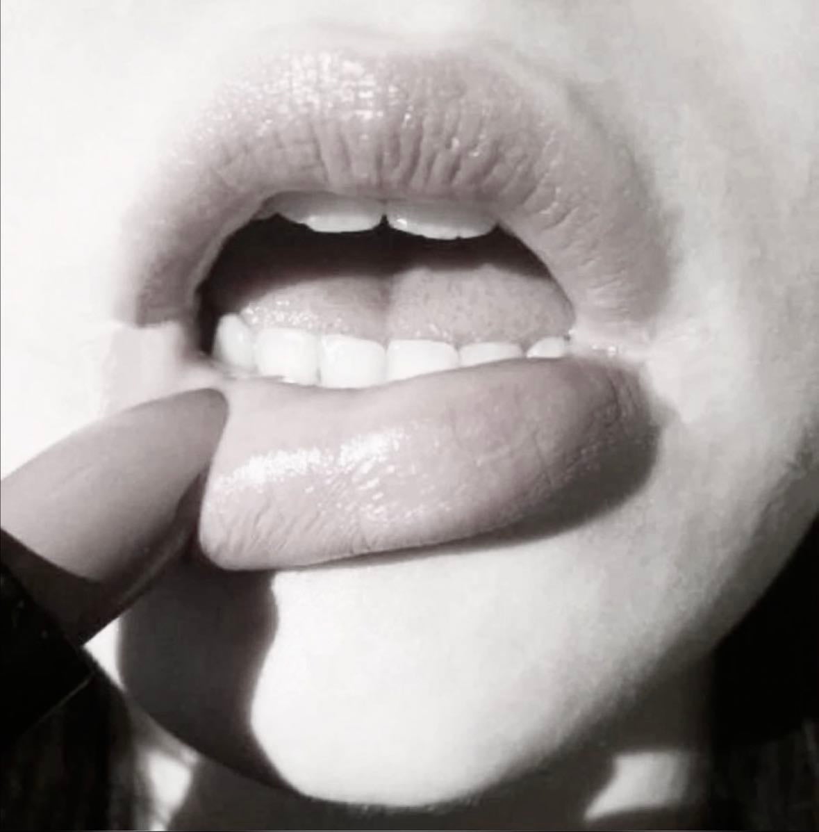 Labios - Sus labios más vistos son en tonos rosas claros naturales en formato satinado o en gloss o rojos brillantes mates.