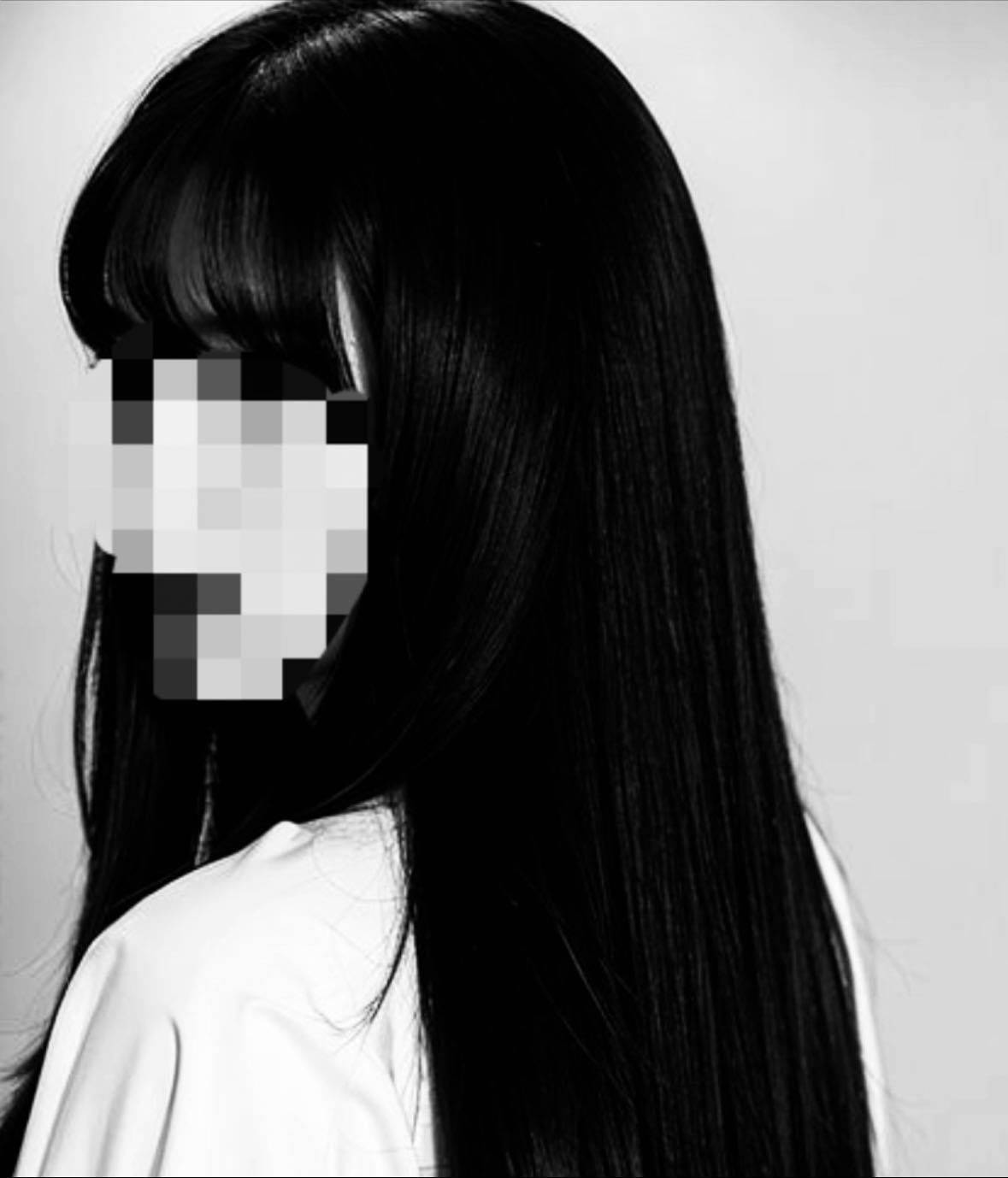Corte recto con flequillo - Demuestra su elegancia clásica con el color castaño oscuro/negro, visto múltiples veces en su carrera y mi favorito personal.