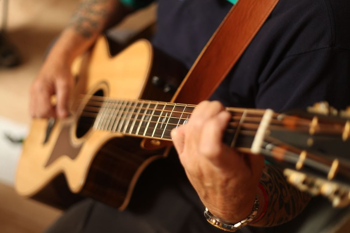 Play guitar