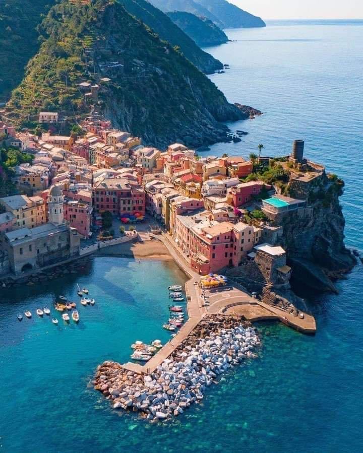 Italia - italia é um dos países que eu mais admiro, pela cultura incrível, pelas comidas e por ser um país tão chamativo e bonito! tem um dos meus idiomas favoritos e é simplesmente perfeita, italia é perfeita nos detalhes, nos lugares, em tudo