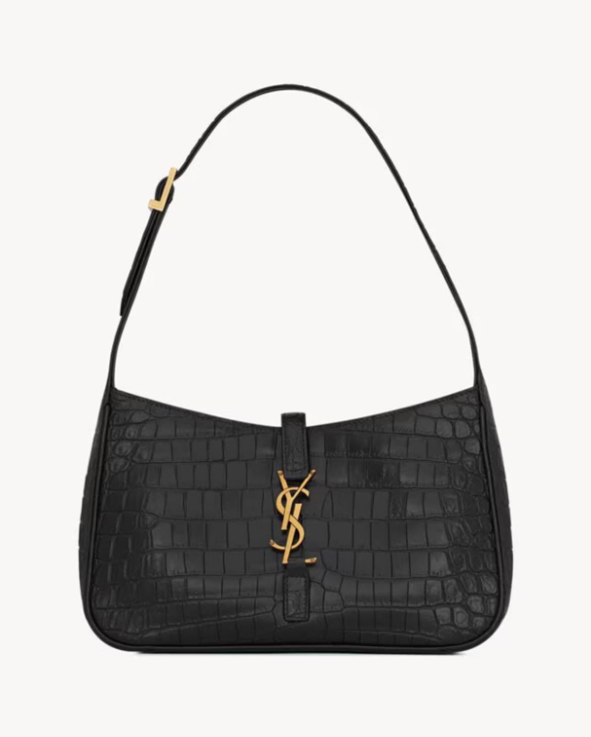 LE 5 À 7 YSL - LE 5 À 7 IN CROCODILE-EMBOSSED SHINY LEATHER.
Noir $2650