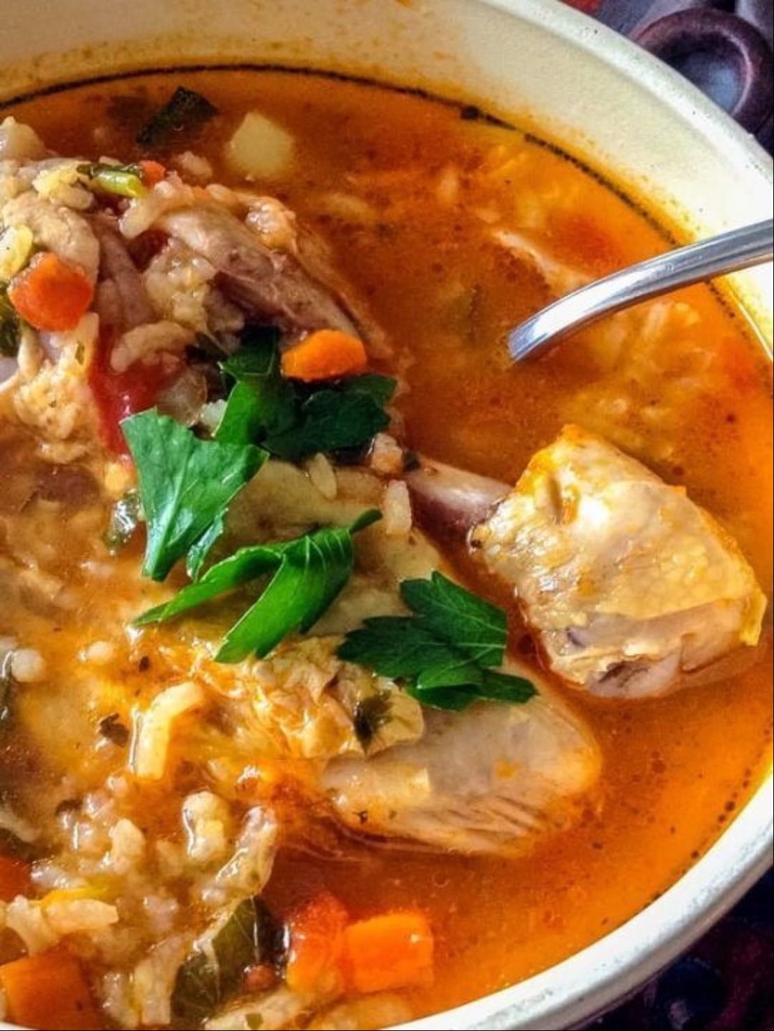 caldito de pollo - pero del que hace mi mami