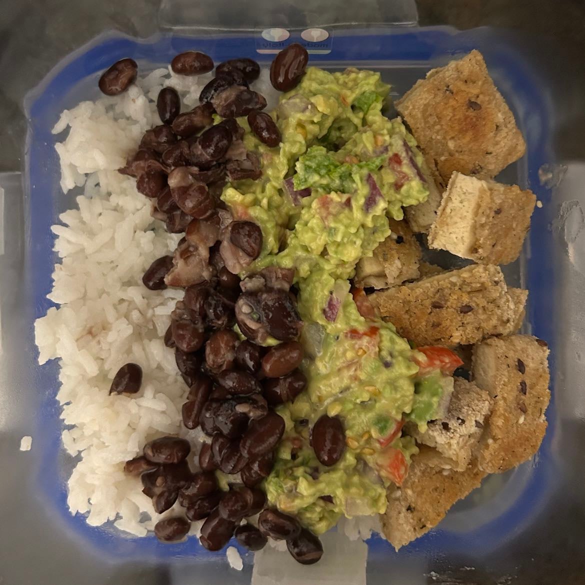 chipotle bowl - arroz, porotos negros, guacamole con cilantro, tofu empanado