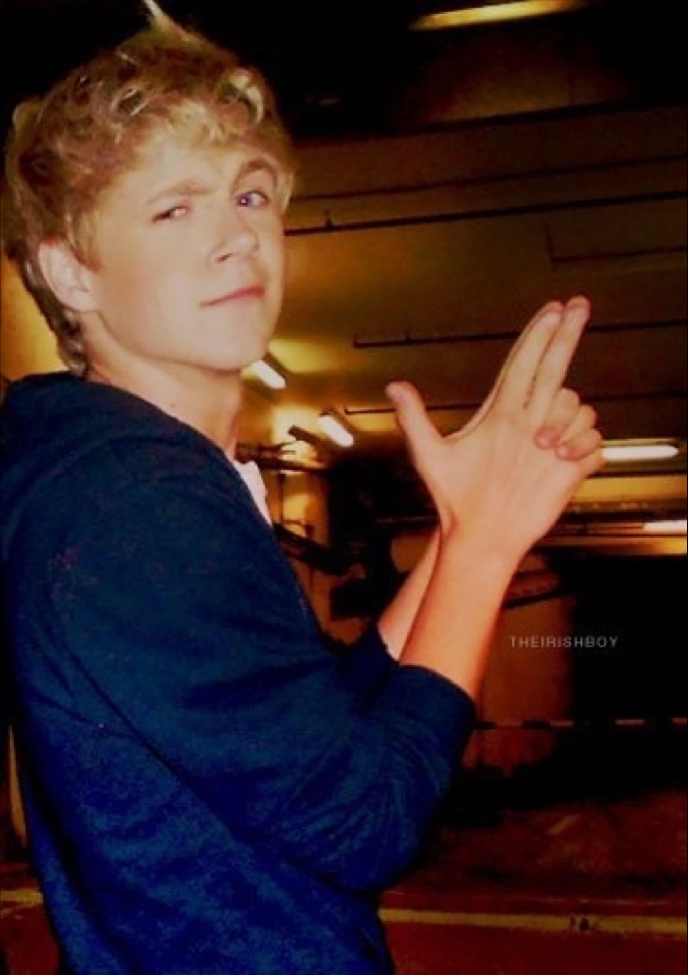 NIALL - Bonus points for this photo cuz I have one of me doing the same pose 🤭
