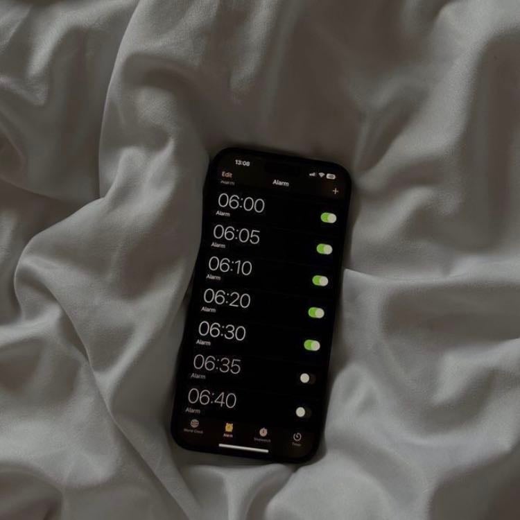 Dormir bien - Fija una hora para despertarte y para dormir, evitando distracciones.