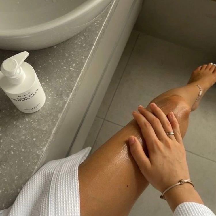 Hidrata tu cuerpo - PreocΓΊpate por echarte crema en el cuerpo, tambiΓ©n hay mantecas para ello, luego puedes poner aceite de bebe y quedara con un efecto brillante.