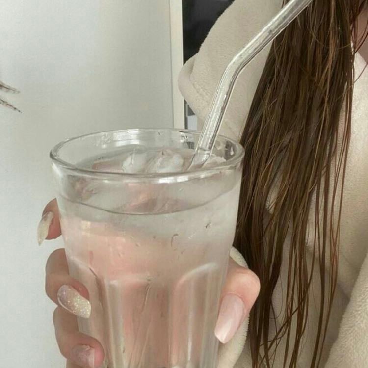 Tomar agua - Mantener nuestro cuerpo hidratado es muy importante, incluso puedes incluir limΓ³n o pepino en el, si es que no acostumbras tomar agua.