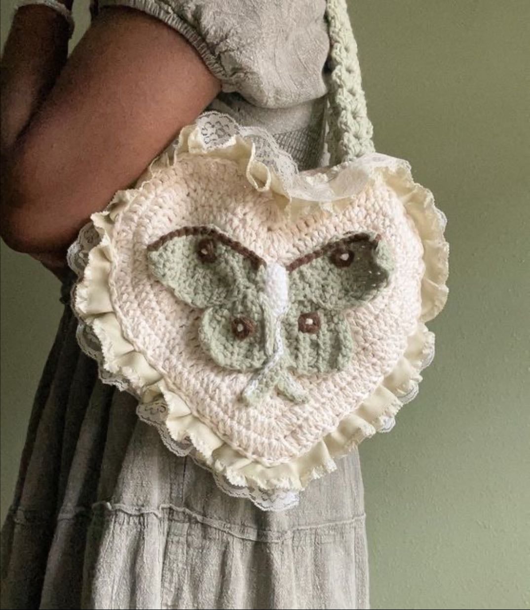 heart bag moth