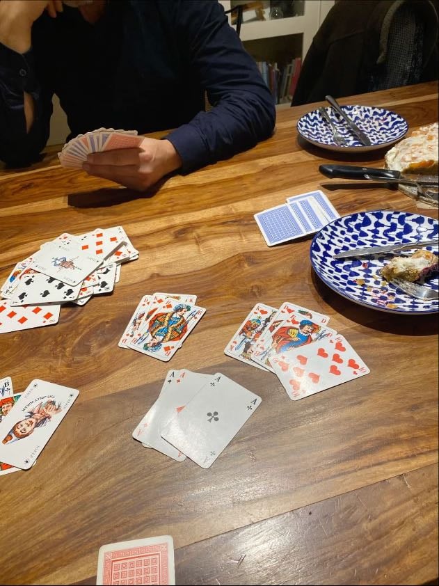 xogar ás cartas