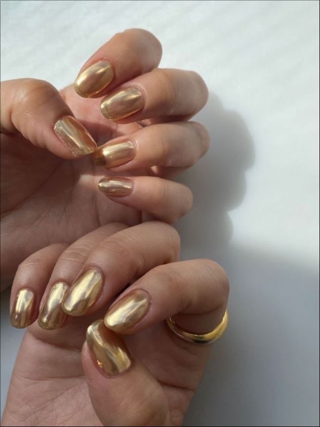 esmalte de uñas dourado