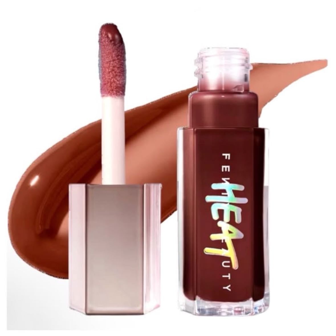 gloss heat fenty beauty by rihanna - gloss voluminizador, y definitivamente mi gloss favorito!! pica lo justo y necesario para darle más volumen a tus labios, un olor exquisito que me trae recuerdos de los gloss que usábamos de Barbie cuando éramos chiquitas. dura un montón puesto y da un colorcito leve muy lindo
