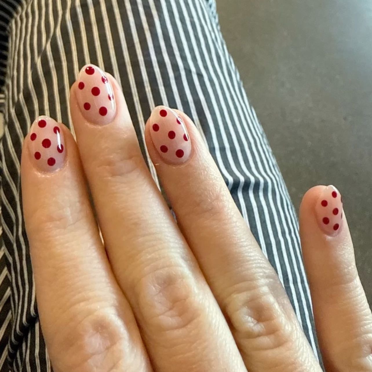 Hazte un fresh mani 💅🏼 - Colores claros o pasteles, algo divertido