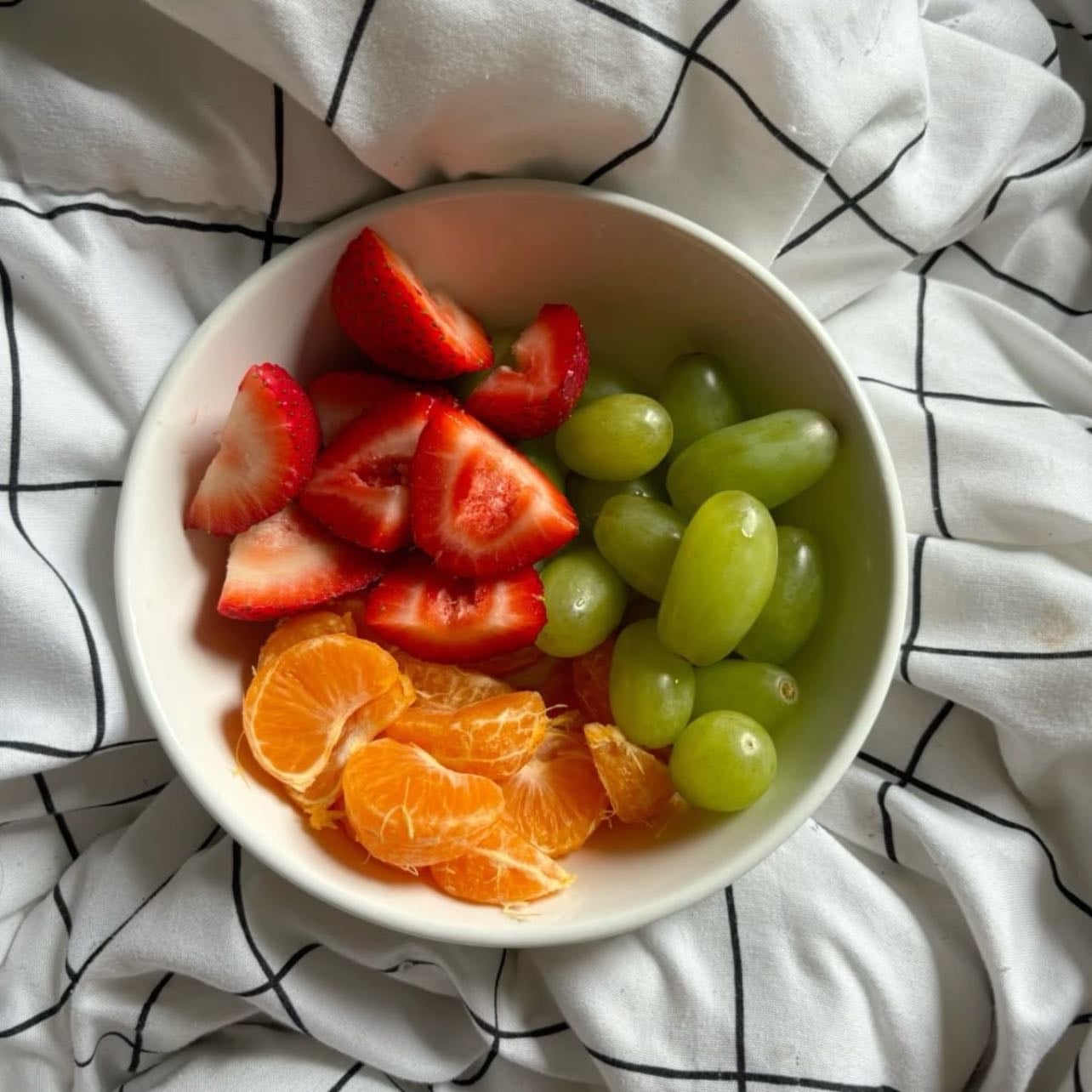 Agrega fruta a tus desayunos 🍓🍋 - No hay nada mas primavera que empezar a comer fruta y llenarte tus platos de color!