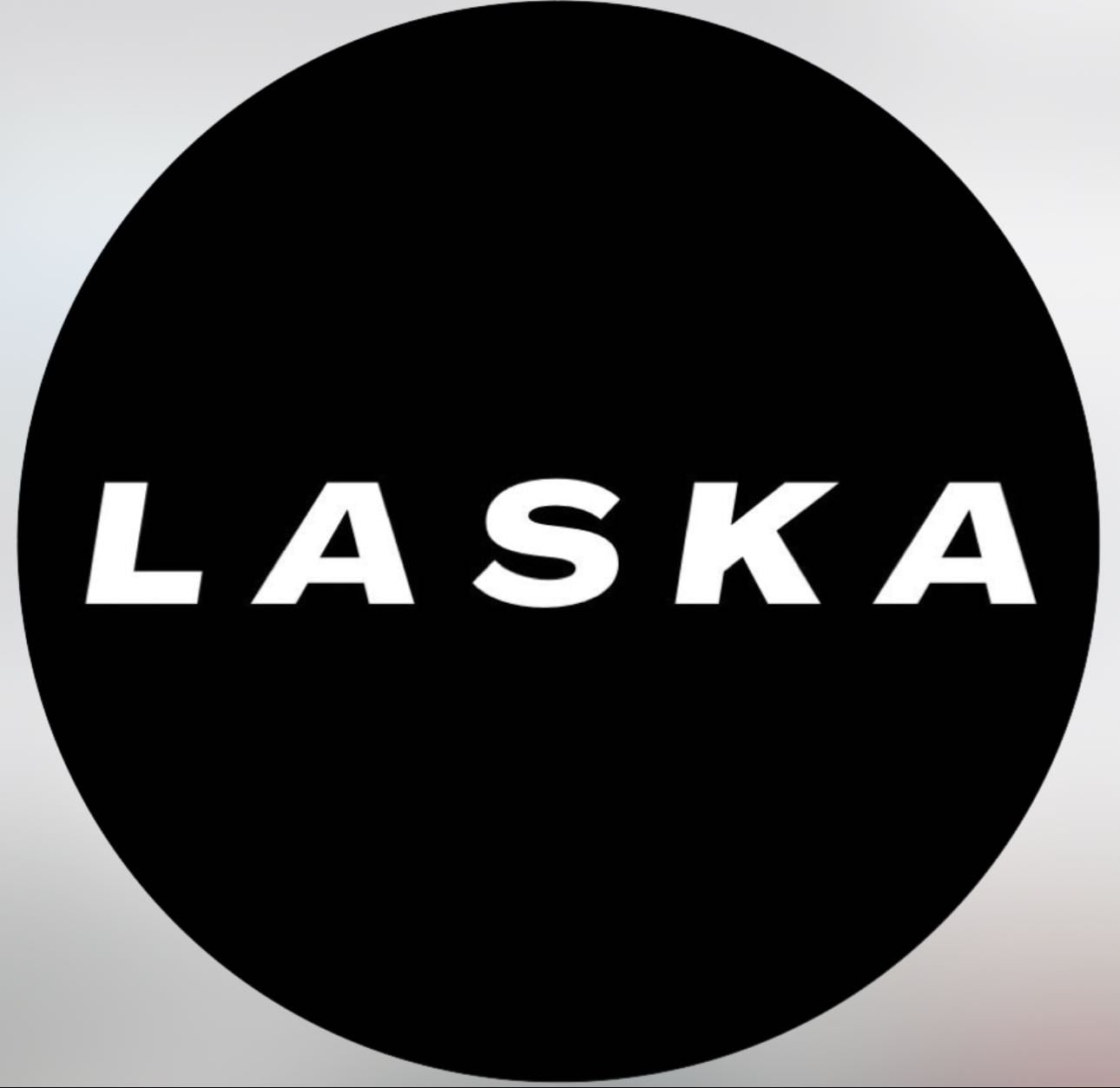 @laska.showroom - 📍La Plata (Hacen envios a todo el país)
🛍️ Ropa mas que nada para salir, aunque tienen algunos basicos para el dia a día. Muy lindas polleras y abrigos.
💲8/10