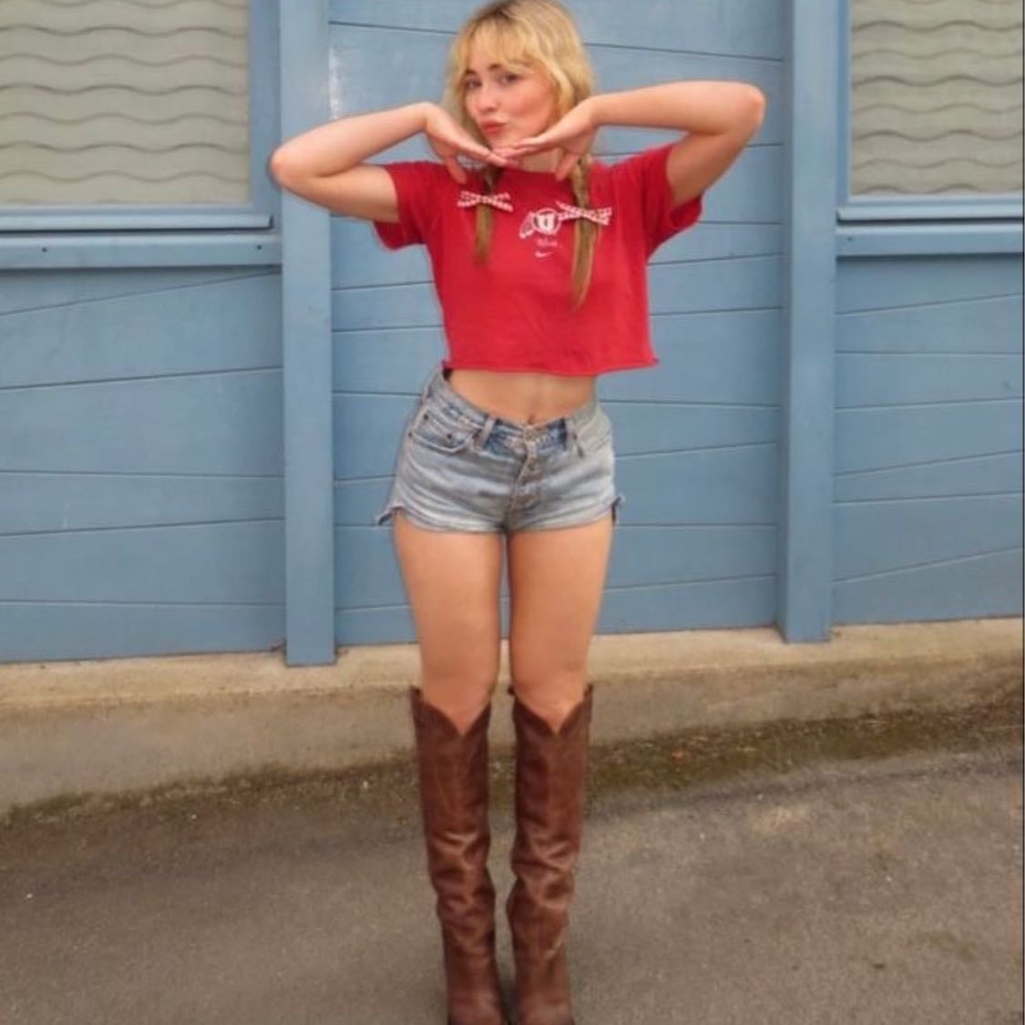 polo rojo & shorts jean - + botas altas marrones
