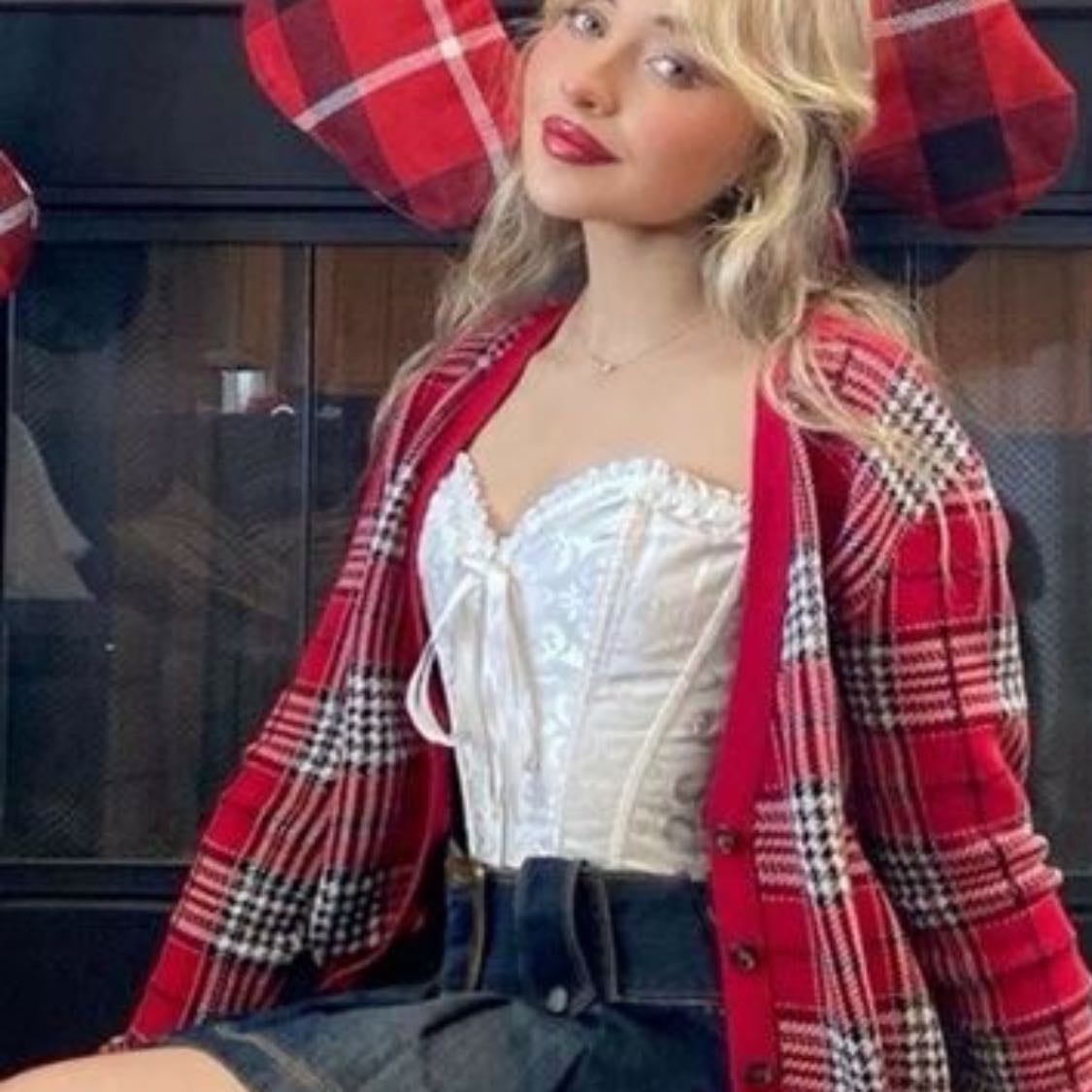 corset blanco, camisa de cuadros & minifalda jean - + botas negras