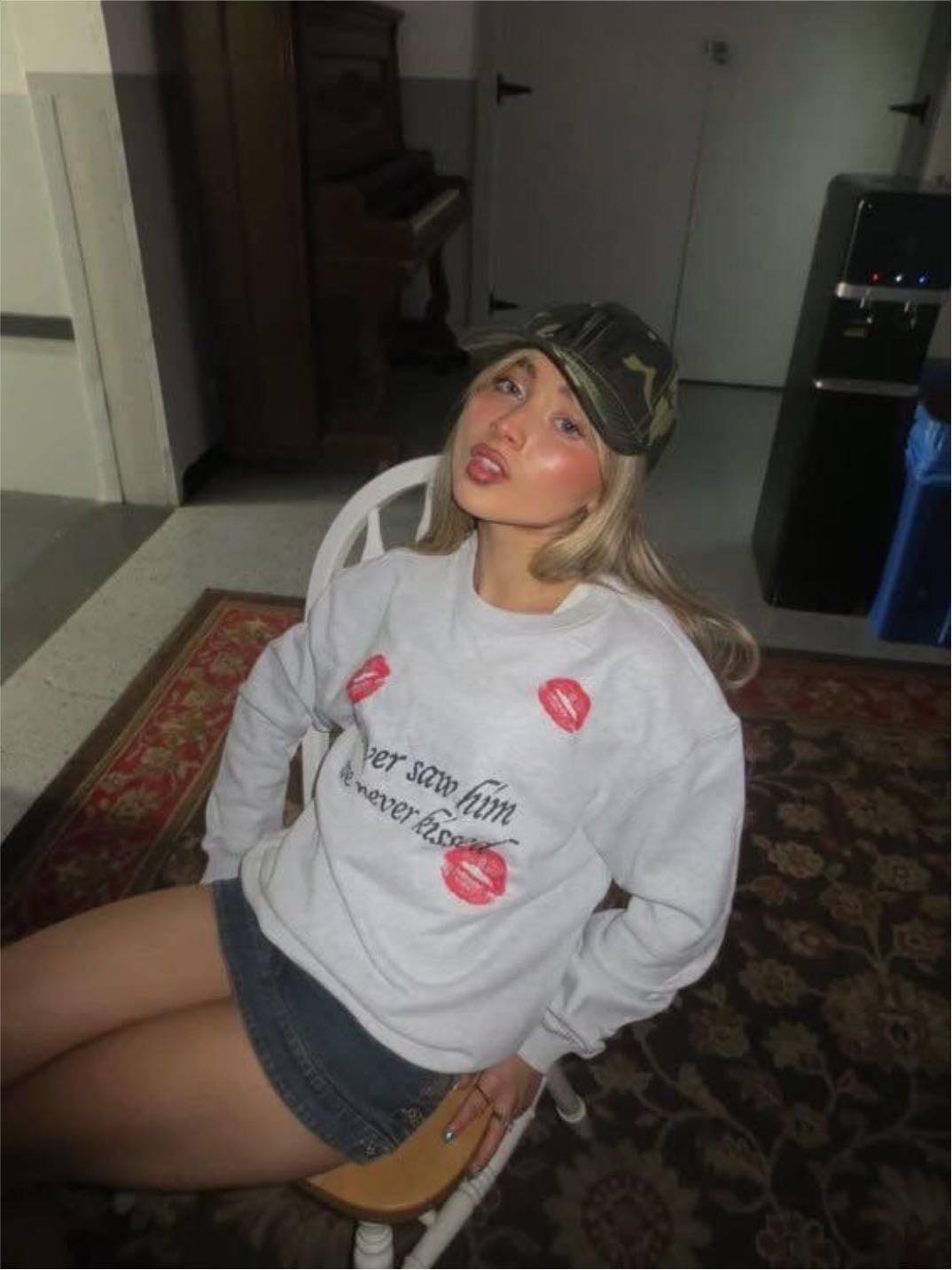 polera gris & mini falda jean - + gorrita