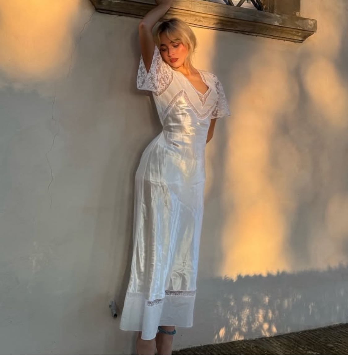 vestido largo blanco & sandalias blancas