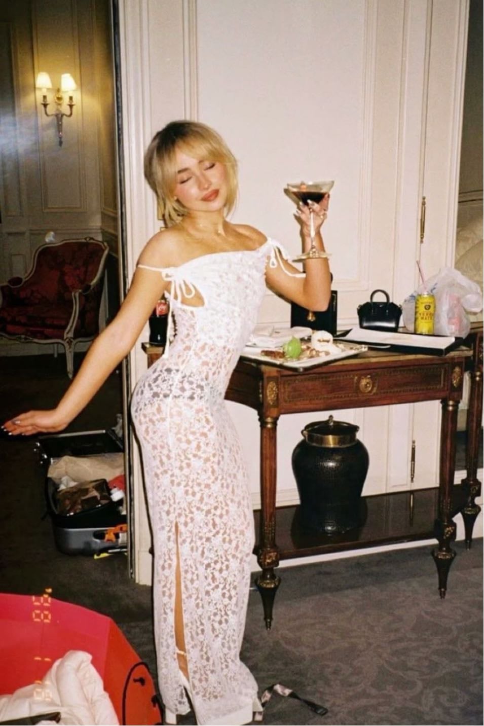 vestido de encaje blanco & tacones blancos