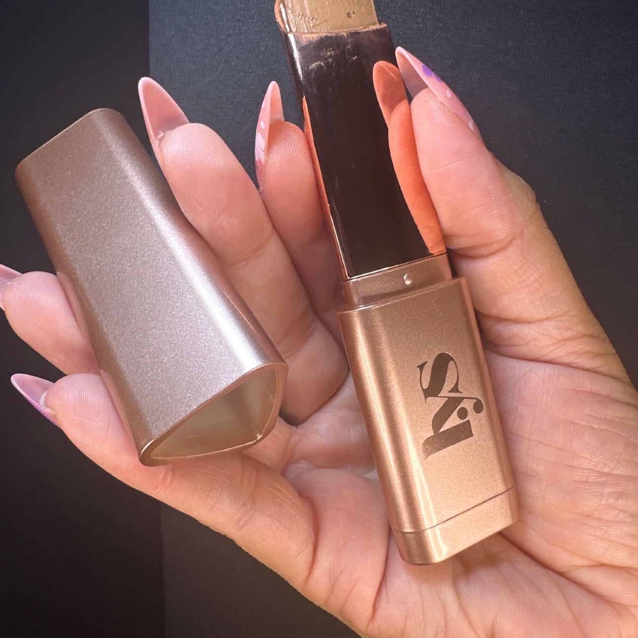 Lys bronzer stick - se derrite como mantequilla, tiene pigmento y tonos muy bonitos , deja glowy