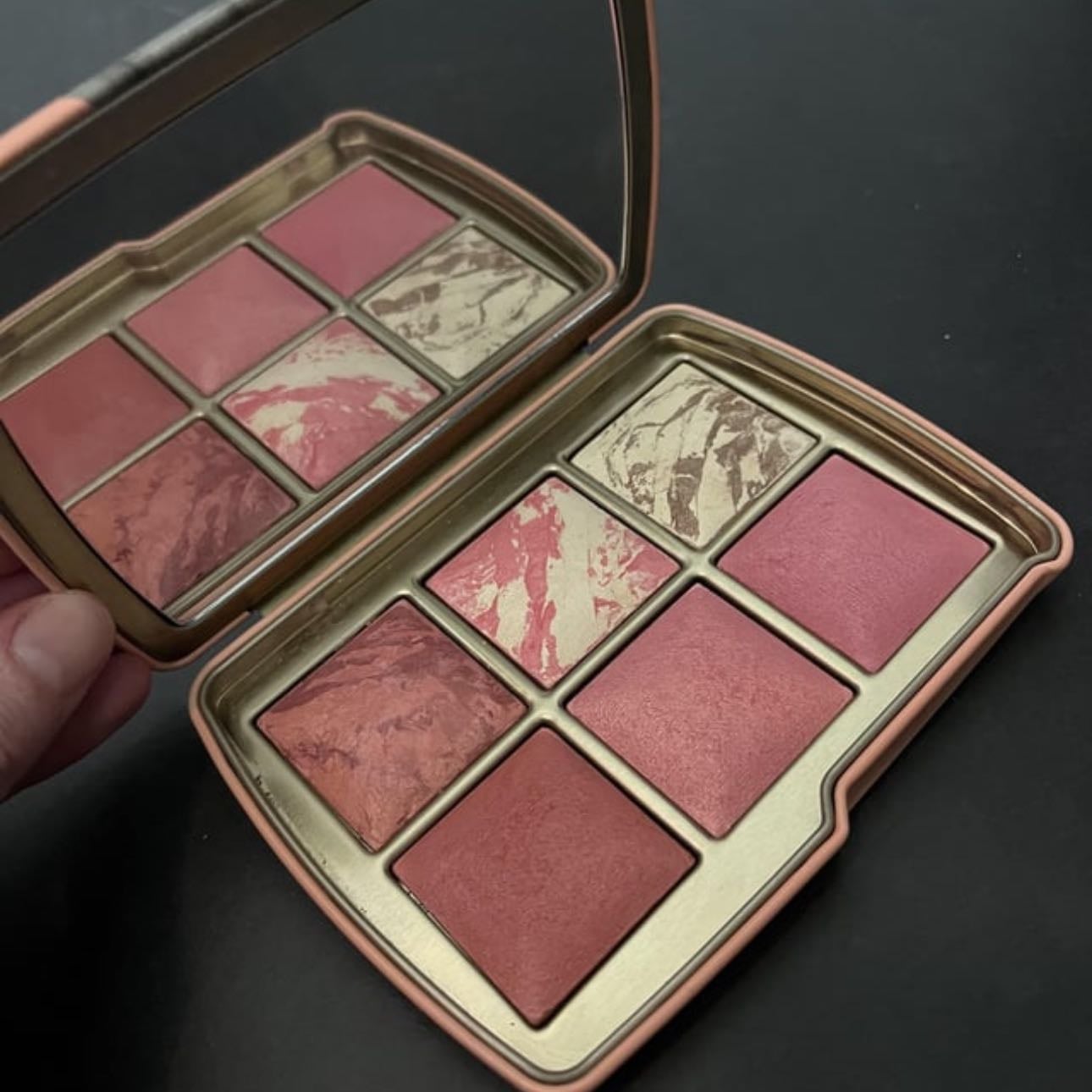 Hourglass pallete - valen 100% la pena, dejan un brillo muy bonito y duran mucho