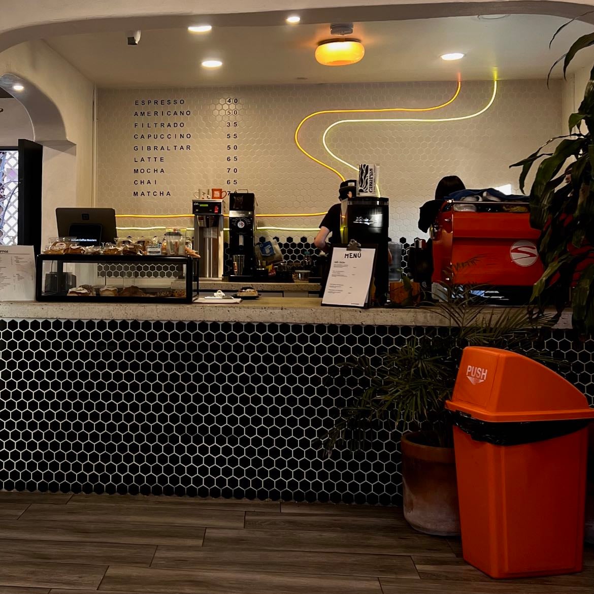 SUNSET COFFEE - ubicado en el centro de Ensenada, lindo spot donde el naranja predomina puedes encontrar muy buen café y el lugar perfecto para echar el chisme con mis amigas🧡