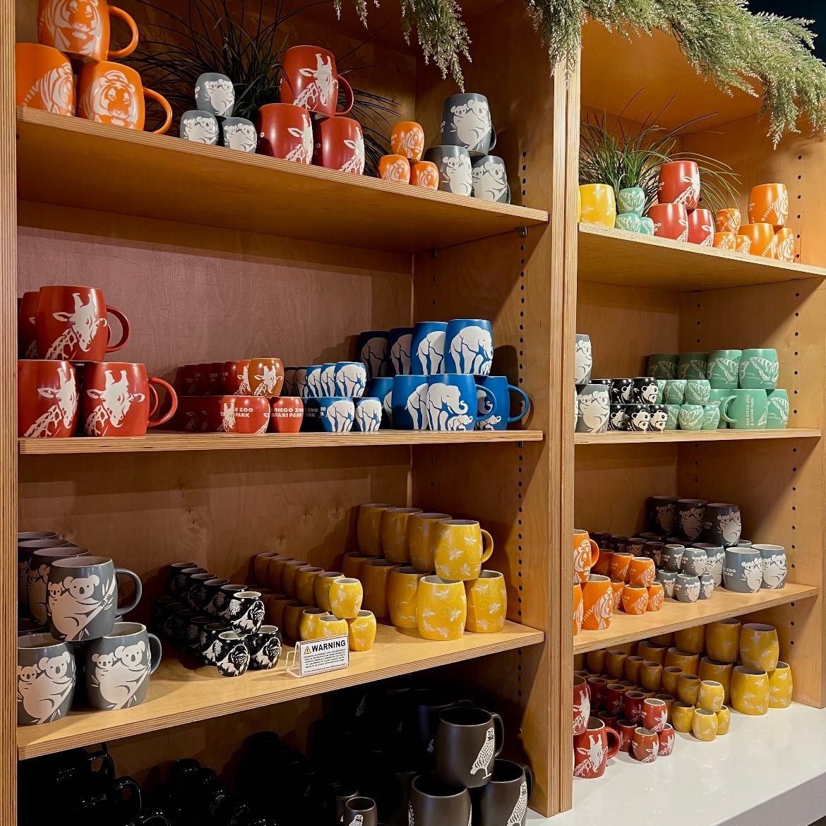 GIFT STORE - hay un buen de recuerditos lindos, en todo el zoo hay varias tienditas así
