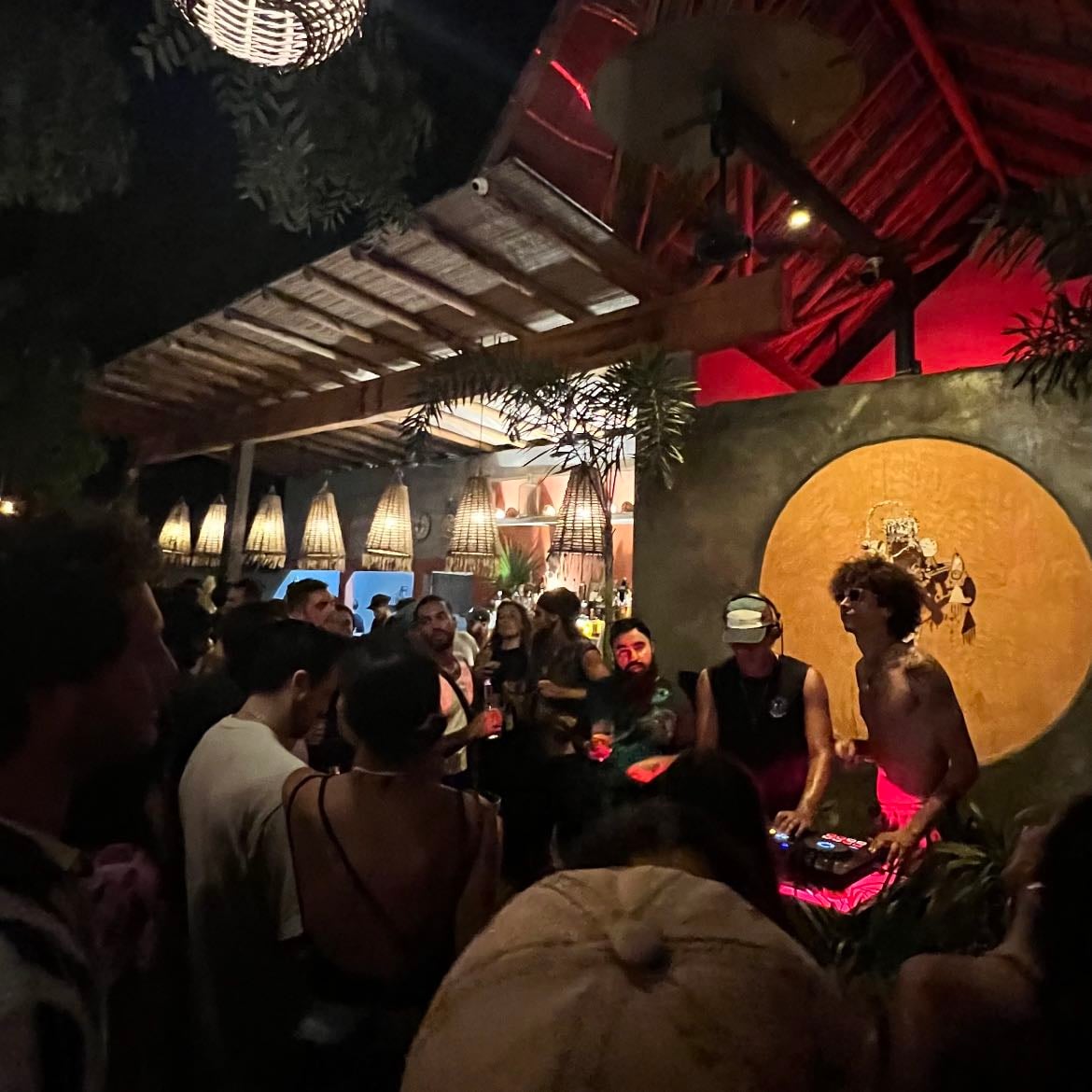 MOMBASA - ubicado en la punta zicatela, es un restaurante pero también tienen dj sets donde puedes iniciar la fiesta desde las 9pm, perfecto para hacer amigos, comenzar a ambientarte para seguir la fiesta más noche, todos los días que estuve en puerto iniciaba la fiesta en mombasa, increíble ambiente