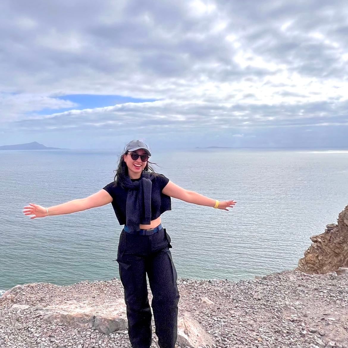 CON VISTA AL MAR - busca un cerro cerca del mar y súbelo, créeme que se ve todo más bonito desde ahí✨
