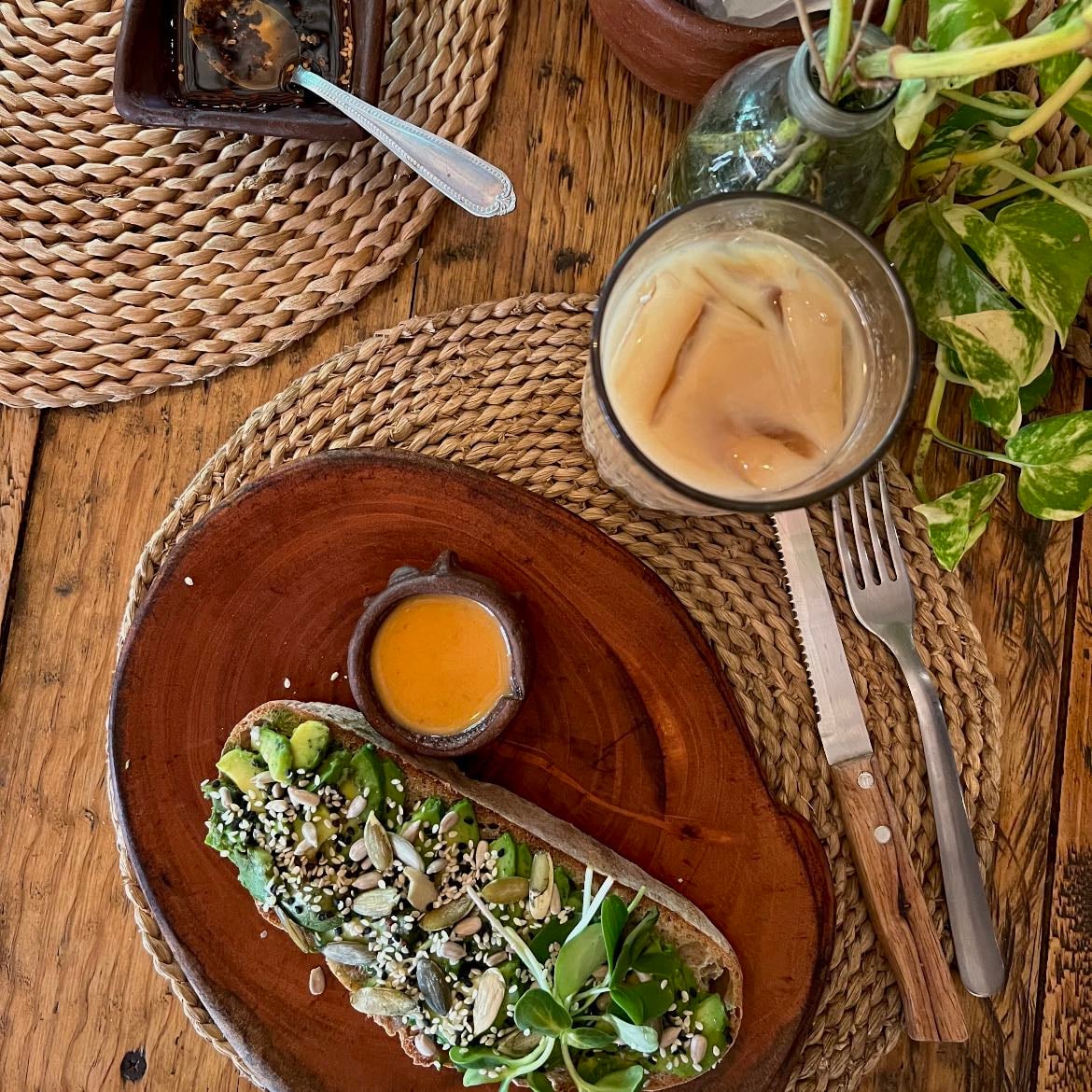 NATUROM - gran opción para los desayunos, siempre que iba pedÃa un avocado toast, iced latte, la salsita naranja que se ve en la foto es buenisima 10/10 y el servicio al cliente también es muy buena