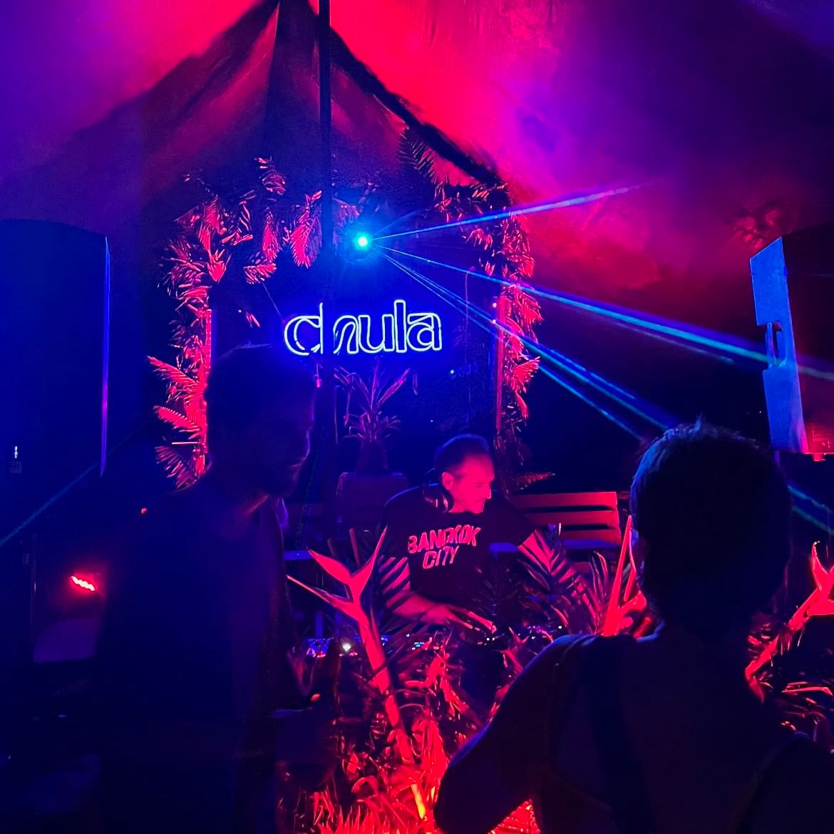 CHULA - house, reggeaton, techno, después de mombasa chula es la opción para seguir la fiesta, ubicado en zicatela, es al aire libre, donde tienes el mar cerca y puedes disfrutar la música