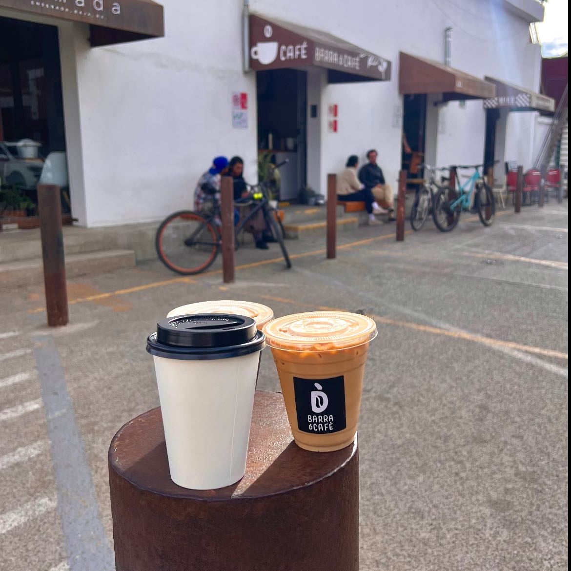 BARRA D' CAFÉ - pequeña barrita donde tienen granos de distintas regiones de México, me gusta llegar y pedir maple salado, he intentando probar otros cafés de ahí pero siempre me voy por el seguro🤎