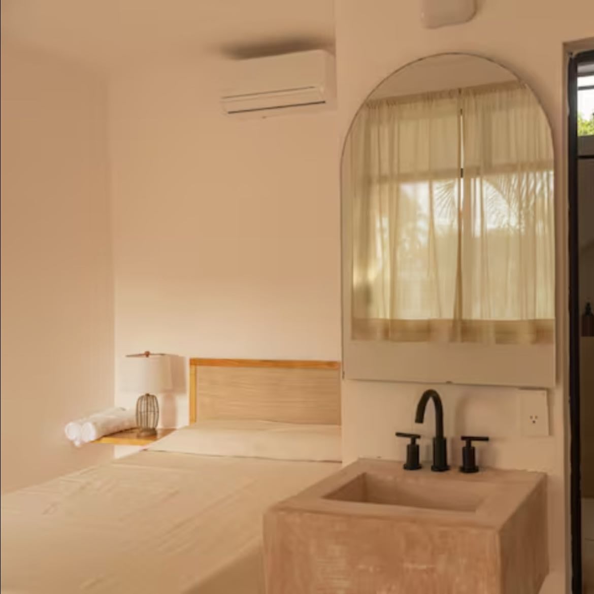 LA PUNTA ROOMS - el airbnb perfecto para puerto escondido, ubicado en la punta zicatela, donde tienes a 2 calles restaurantes buenísimos, frente a él se encuentra mombasa donde puedes iniciar la fiesta, cuenta con alberca, una pequeña cocina afuera, tienda de recuerdos, una terraza en la parte de arriba con una vista tan linda, el personal del hotel es muy atento y la vibra que transmiten es muy linda