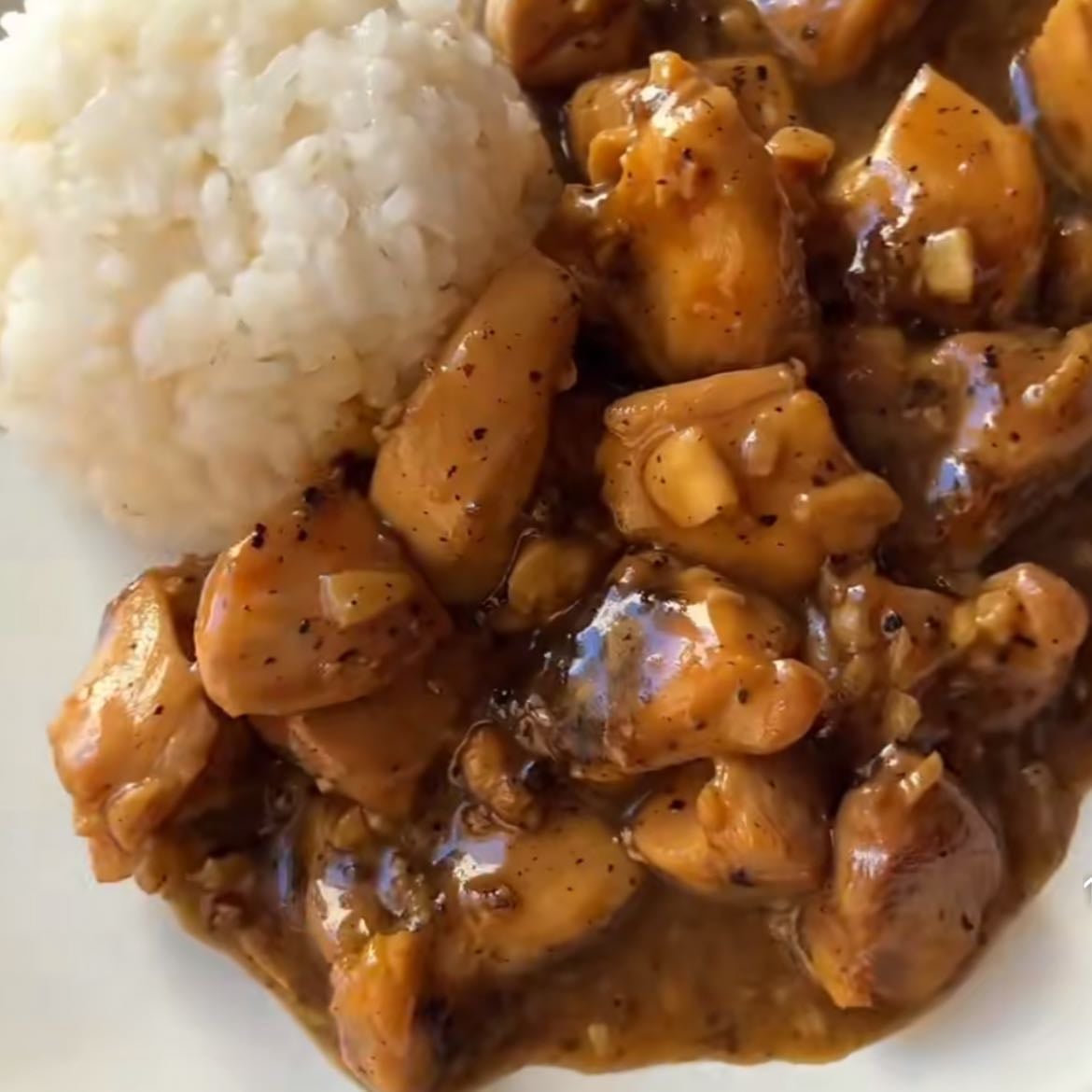Pollo en salsa de ajo y pimienta negra - Marinar el pollo con maicena y salsa de soja. Saltear ajo y añadir el pollo con bastante pimienta. Añadir agua y soja hasta que quede cremoso.