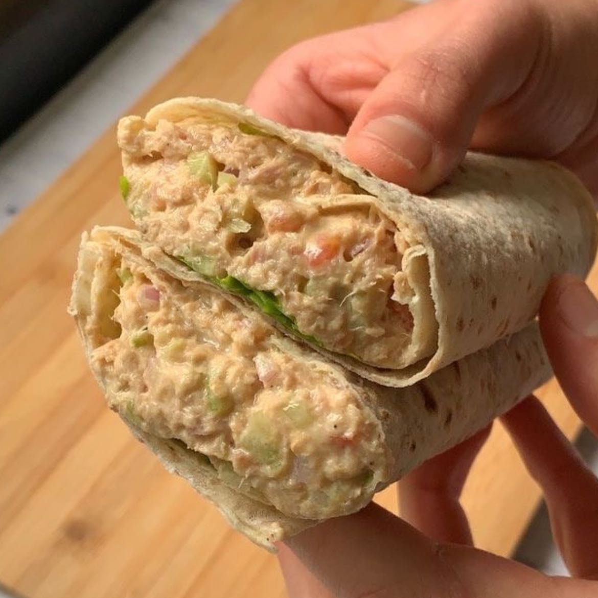 Wrap de atún - Atún, cherrys, aguacate, maíz, cebolla y salsa de mayonesa y soja.