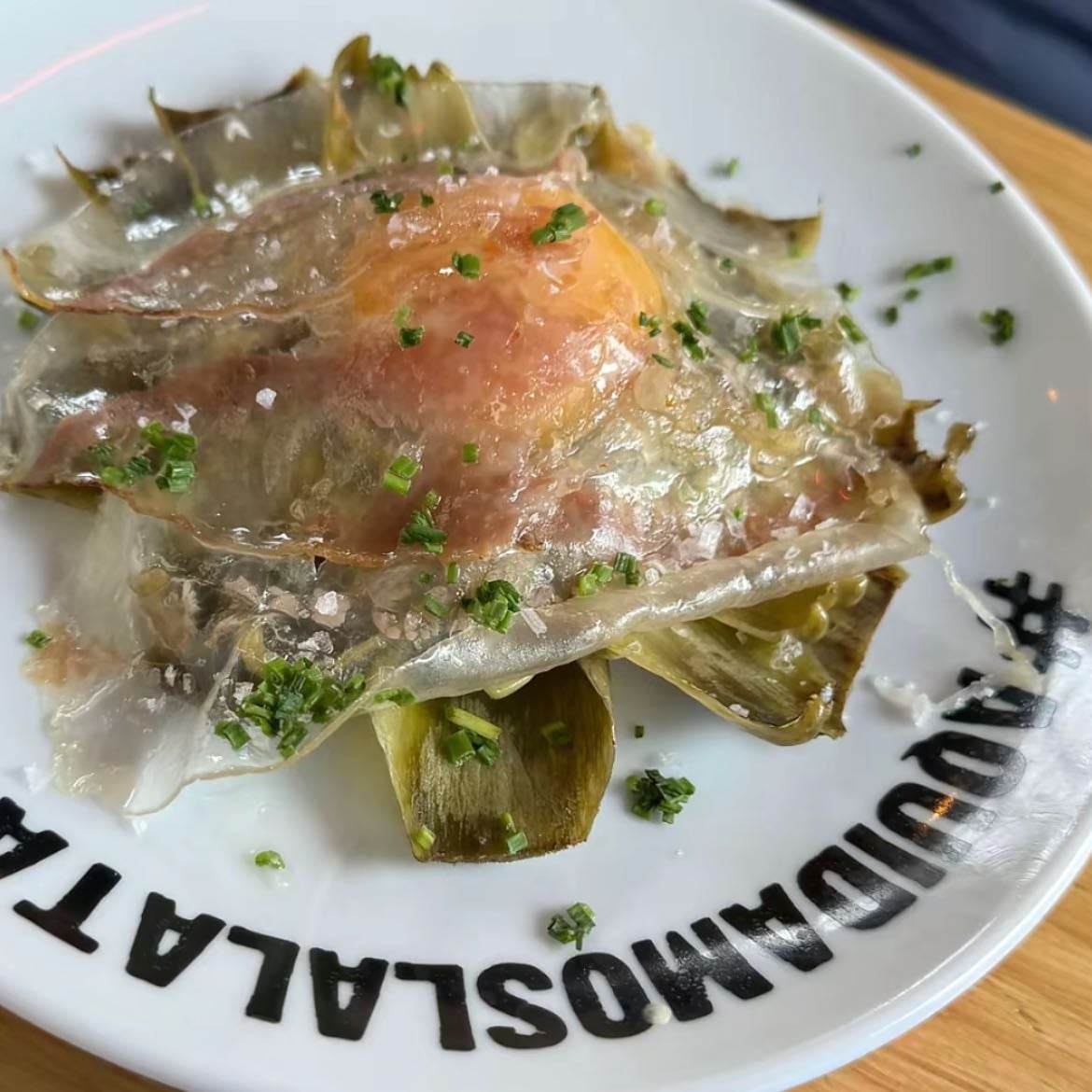 Flor de alcachofa - Con yema de huevo y jamón/ papada ibérica