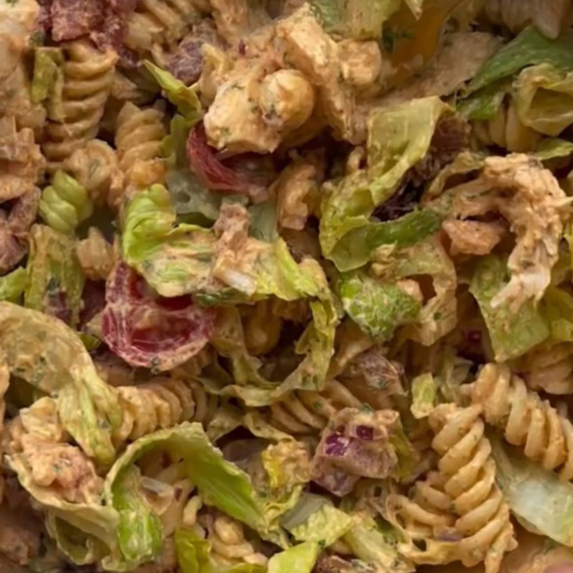 Ensalada de pasta, pollo y lechuga - Pasta, pollo, lechuga, cebolla morada, cherrys y bacon. Salsa de yogurt, pimentón, perejil, mayonesa y ajo.