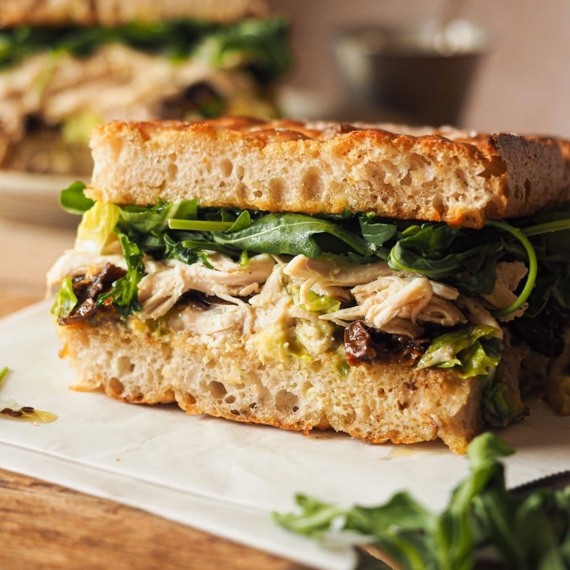 Focaccia de pollo asado - Pollo asado, mayonesa, cherrys/tomate seco, rúcula…