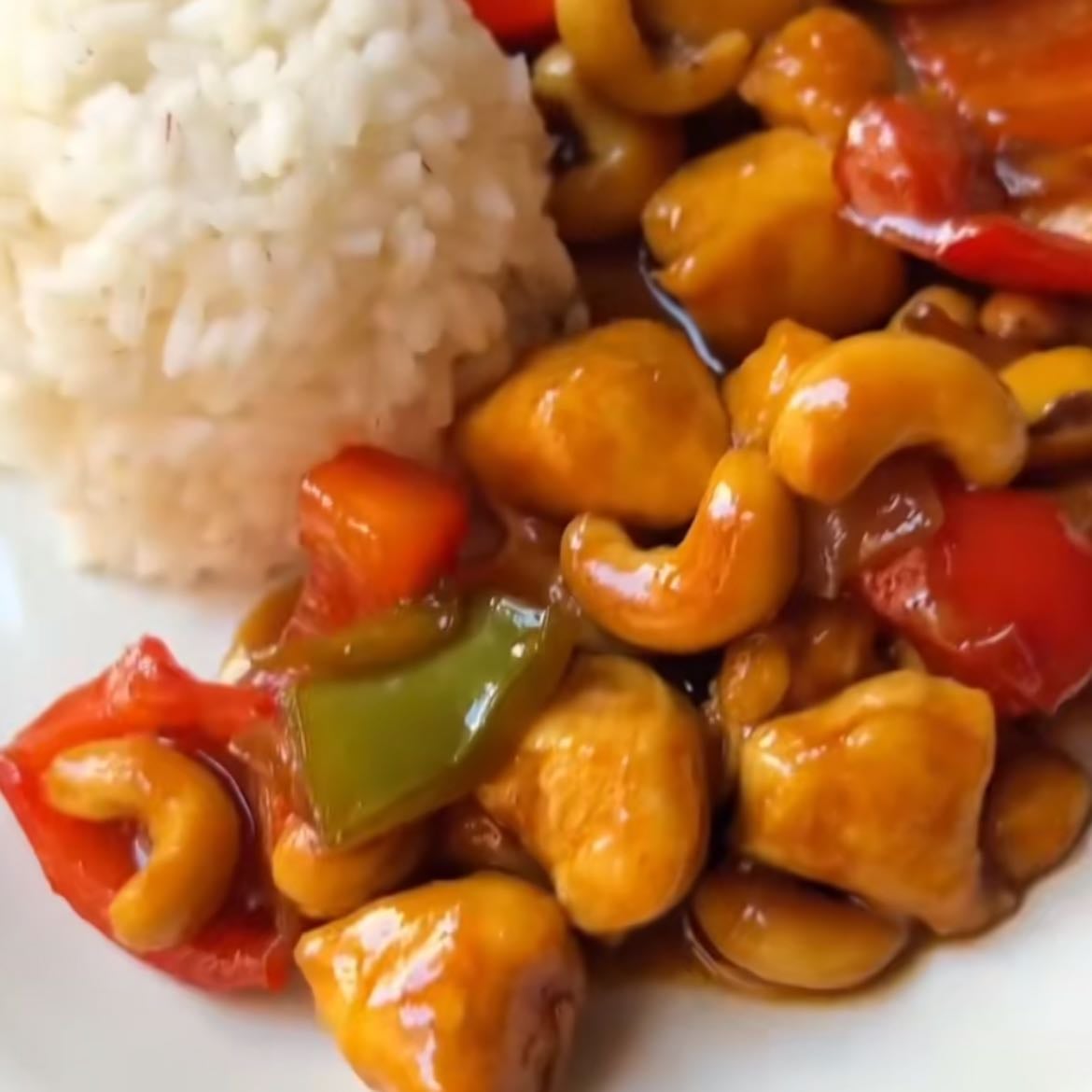 Pollo salteado con pimientos y anacardos - Salsa con soja, agua, aceite picante y pimentón