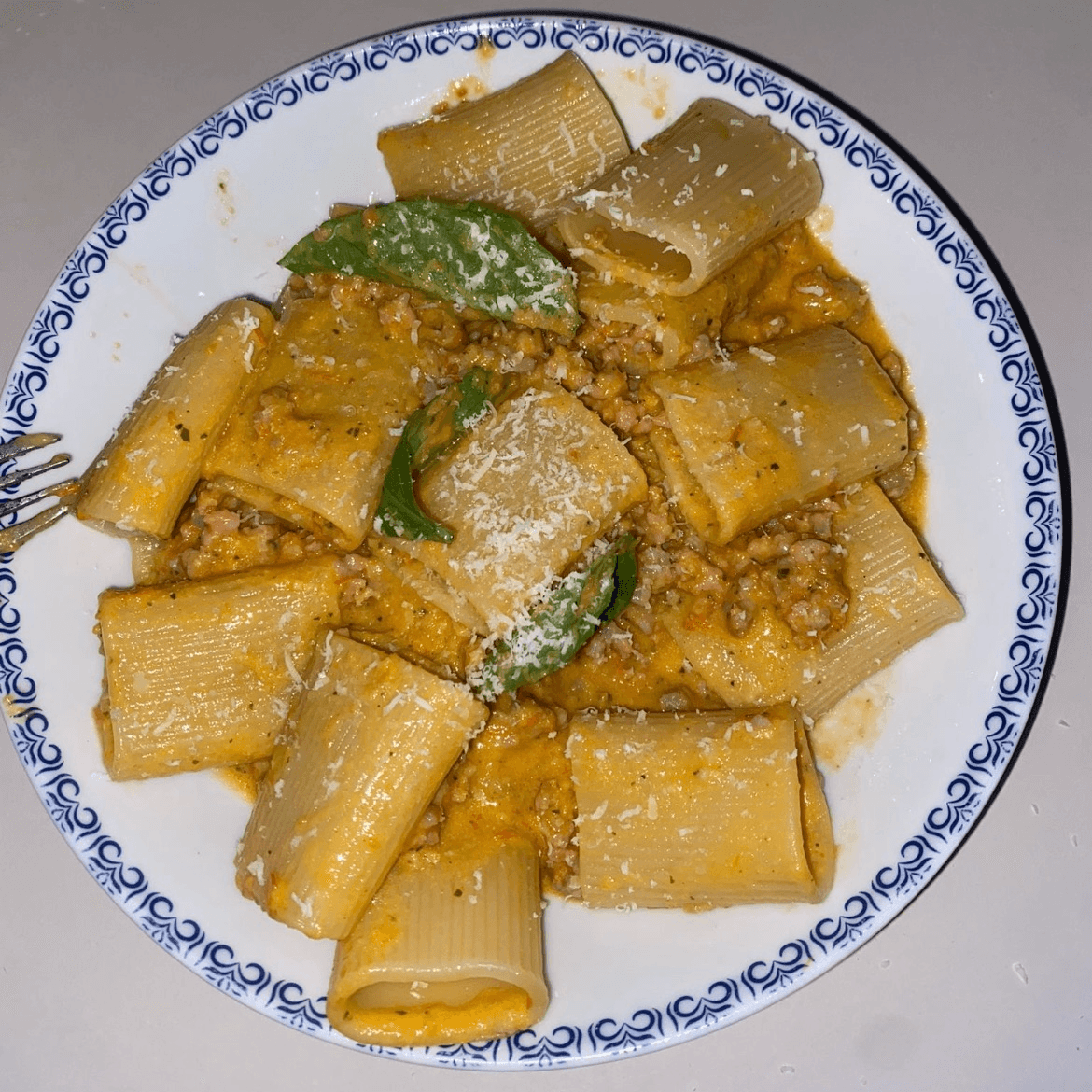 Paccheri con butifarra y salsa de cherry, albahaca y ricotta - Butifarra, vino blanco, albahaca, ajos, cherrys, ricotta y parmesano