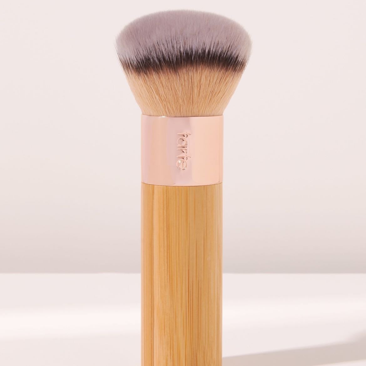 The buffer foundation brush Tarte